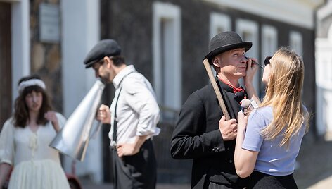 Legendinio &bdquo;Krik&scaron;tatėvio&ldquo; ir &bdquo;Trijų mu&scaron;kietininkų&ldquo; įkvėptos scenos atgimsta Pakruojo dvare: kaip patekti į filmavimus?
