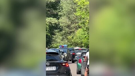greitosios-pagalbos-automobilis-istrigo-spustyje-prie-zaliuju-ezeru