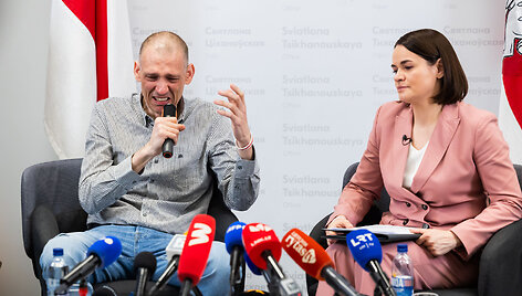 Po 5 metų i&scaron;laisvintas Siarhejus Cichanouskis kartu su žmona surengė spaudos konferenciją