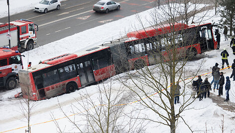 Autobusas nulėkė nuo kelio