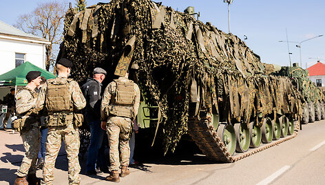 Lietuvos kariuomenės Pirmosios divizijos vėliavos įteikimo ceremonija
