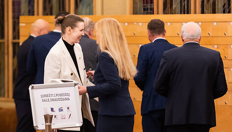 Seimo nariai renkasi į uždarą posėdį Kovo 11-osios salėje.