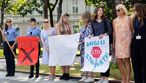 Įspėjamoji protesto akcija, kurioje profesinės sąjungos i&scaron;rei&scaron;kė savo nuomonę apie Teisingumo ministerijos vadovų vykdomą Lietuvos kalėjimų tarnybos direktoriaus Mindaugo Kairio diskreditacijos kampaniją