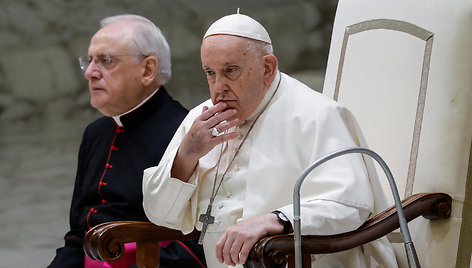 Popiežius atšaukė artimiausią kelionę, jaučiasi prastai