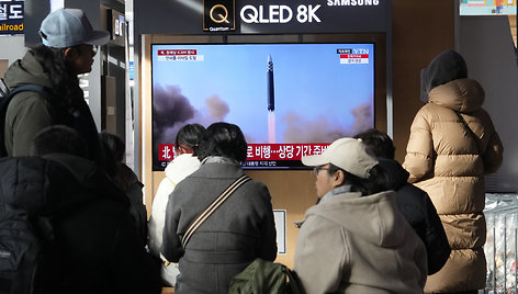 Pietų Korėjos gyventojai stebi Šiaurės Korėjos balistinės raketos paleidimą