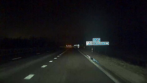 gatveje-be-atsvaitu-smezave-vaikai-vos-pastebeti-vairuotojo-gal-kazkam-bus-pamoka