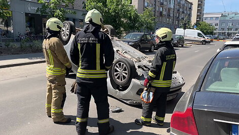 avarija-vilniuje-sevcenkos-gatveje-apsiverte-automobilis