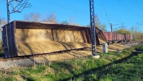  Kėdainių rajone nuo geležinkelio bėgių nuriedėjo skaldą gabenę vagonai.