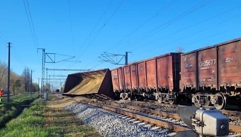  Kėdainių rajone nuo geležinkelio bėgių nuriedėjo skaldą gabenę vagonai.
