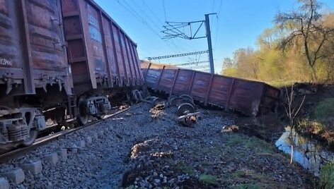  Kėdainių rajone nuo geležinkelio bėgių nuriedėjo skaldą gabenę vagonai.