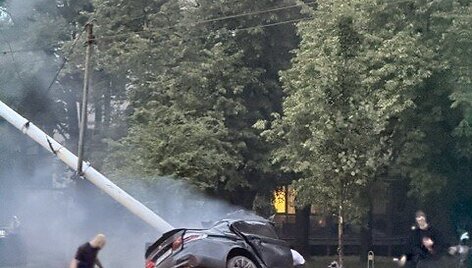 Vilniuje automobiliui atsitrenkus į stulpą žuvo du jaunuoliai