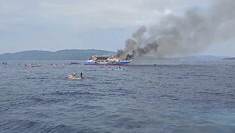 Indonezijoje užsiliepsnojo keleivinis keltas