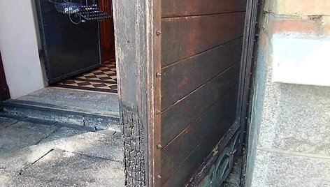 Padegtos Bir&scaron;tono bažnyčios durys