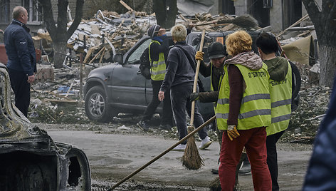 Po raketų atakos bendruomenė šluoja nuolaužas nuo gatvių