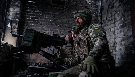 Ukrainos kariai savo pozicijose prie Bachmuto