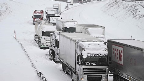 Švedijos kelyje įstrigusios transporto priemonės