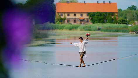 Ten galima prarasti amą, juoktis iki ašarų ir paskęsti gėlių jūrose: prasidėjo ryškiausias vasaros festivalis Lietuvoje