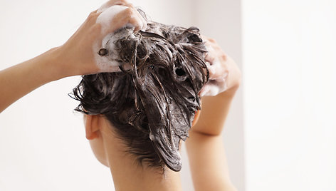 Sutaupykite, bet ne grožio sąskaita: gydytoja paaiškina, kokias plaukų priemones rinktis po vasaros nualintiems plaukams