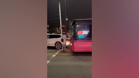 ryto-avarija-vilniuje-susidure-autobusas-ir-automobilis