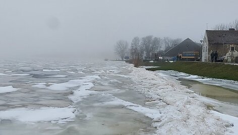 7. Atmata ties Rusne vis dar sukaustyta ledų. 2024-01-27