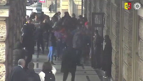 siurpa-keliantys-vaizdai-cekijos-policija-pasidalino-sturmo-vaizdais-per-zudynes-universitete