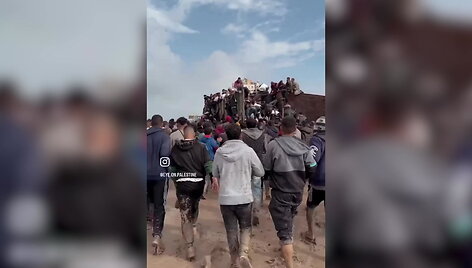 tukstanciai-palestinieciu-bando-gauti-miltu-is-pagalbos-sunkvezimio