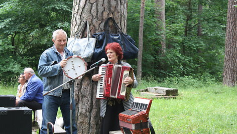 Panemunės šilo muzikantai &ndash; Alvydas Rimkus (būgnas), Janina Bundzienė, Veronika Ziabkinienė (akordeonas) ir Leonas Vaitkaitis (akordeonas). 2010 m.