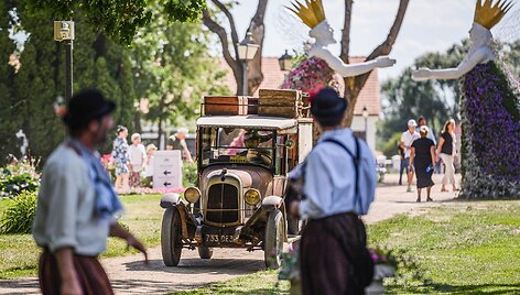 Pakruojo dvare jau atidarytas utopinio grožio Vasaros gėlių festivalis: Mindaugines kviečia &scaron;vęsti tarp milijonų žiedų