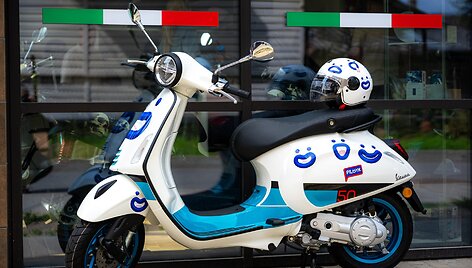 Laimėjo vasari&scaron;ką prizą: &bdquo;Pildyk&ldquo; klientė Vanesa namo parvyko naujutėle &bdquo;Vespa&ldquo; 