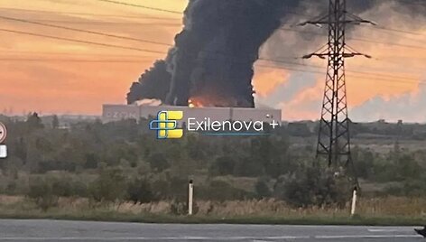 Naktį Rusiją sudrebino smūgiai: liepsnos apėmė naftos gamyklą ir &bdquo;Ozon&ldquo; centrą