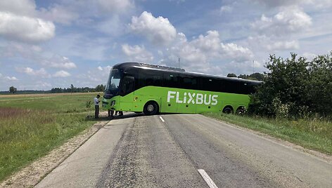 Autobusas nuvažiavo nuo kelio