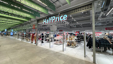 &bdquo;Outlet Park&ldquo; atnaujinimo fini&scaron;as pasipuo&scaron;ė vy&scaron;nia ant torto: duris čia atvėrė parduotuvė &bdquo;HalfPrice