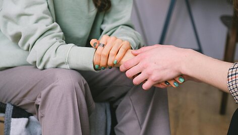 Moterų pagalbos linija ragina nelikti abejingiems: aplinkinių reakcija gali sumažinti pasikartojančio smurto atvejus