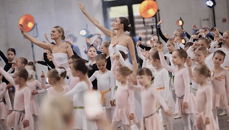 Nuo prestižinių baleto pamokų iki gatvės stilių įvairovės: į&scaron;okite į būrelių sezoną su &bdquo;Ogmios miesto&ldquo; &scaron;okių studijomis 