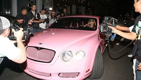 Paris Hilton atvažiuoja su rožiniu &bdquo;Bentley&ldquo; automobiliu.