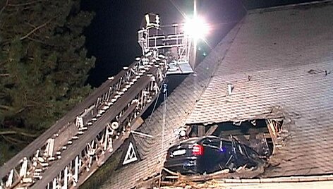 Gelbėtojai bando pasiekti ma&scaron;iną.