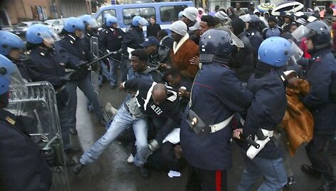 Policija bando i&scaron;vaikyti demonstrantus.