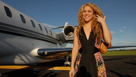 Shakira prie savo lėktuvo