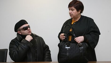 Dainininkas E.Ostapenka, kaip ir dera žvaigždei, teismo salėje sėdėjo akis slėpdamas po tamsiais akiniais.