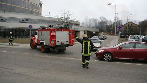 Ugniagesiai atvažiuoja į įvykio vietą.