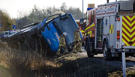 Autobusas nuvažiavęs nuo kelio.