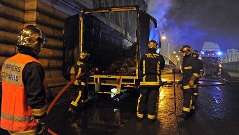 Protesto dalyvių padegtas automobilis