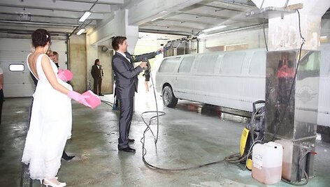 Marius ir Julija plauna limuziną.