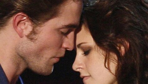 Robertas Pattinsonas ir Kristen Stewart apdovanoti už geriausią bučinį filme &bdquo;Saulėlydis&ldquo;.