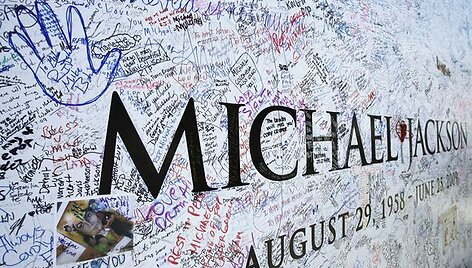 Apra&scaron;ynėtas Michaelo Jacksono plakatas