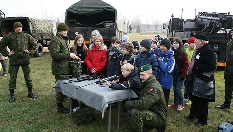 Lapkričio 12 d. Lietuvos didžiojo kunigaikščio (LDK) Gedimino štabo batalione vyko atvirų durų diena, kurios metu batalione lankėsi per 300 įvairių klasių moksleivių iš Vilniaus, Molėtų ir Rokiškio rajonų. 