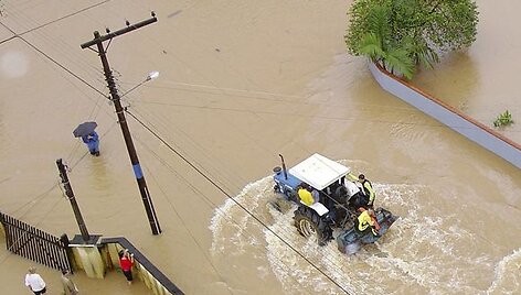 Per Brazilijos pietuose esančią Santa Catarinos valstiją niokojančius potvynius jau žuvo mažiausiai 45 žmonės, daugiau nei 22 tūkst. buvo priversti palikti savo namus, prane&scaron;a BBC.
