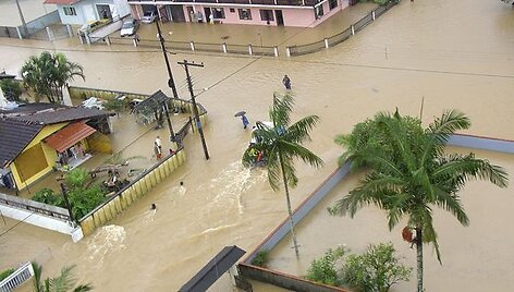 Per Brazilijos pietuose esančią Santa Catarinos valstiją niokojančius potvynius jau žuvo mažiausiai 45 žmonės, daugiau nei 22 tūkst. buvo priversti palikti savo namus, prane&scaron;a BBC.