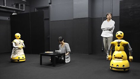 Aktorius robotas Momoko, kuris vaidina teatre