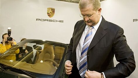 Ma&scaron;inų gamintojas Porsche Wendelinas Wiedekingas pozuoja prie Porsche 911 Carrera 4S